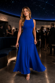 Robe longue bleue fluide sans manches | Deuxième photo lifestyle | Lounelle Paris