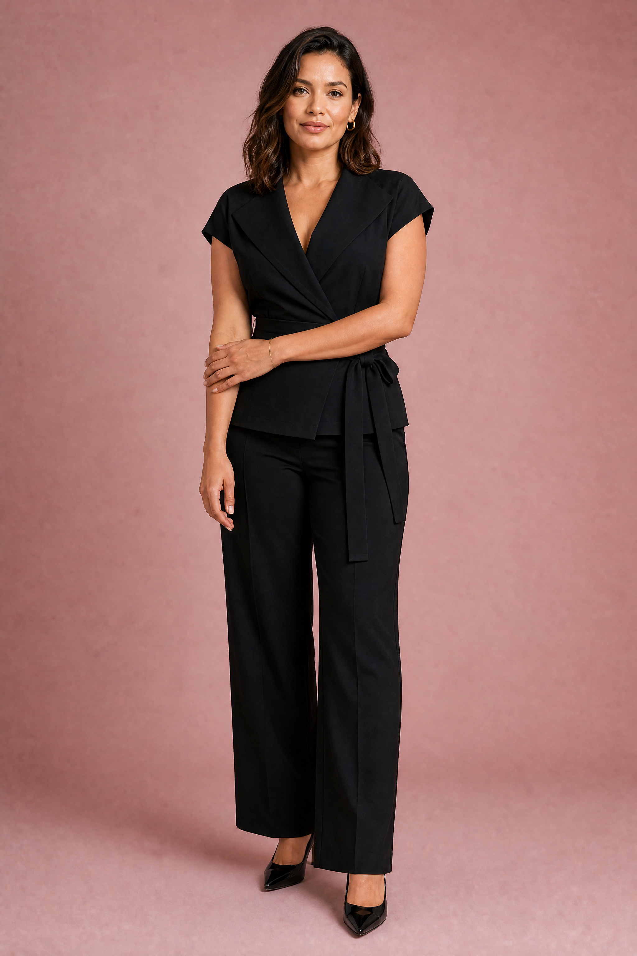 Gilet noir col V ceinturé | Porté sur une autre silhouette | Lounelle Paris