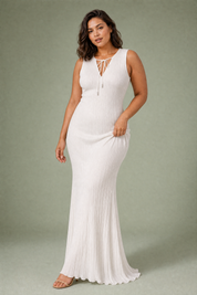 Robe longue blanche plissée col V | Porté sur une autre silhouette | Lounelle Paris