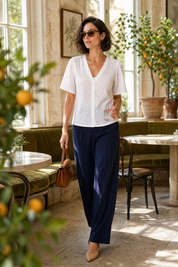 Blouse blanche col V ajourée | Photo lifestyle | Lounelle Paris