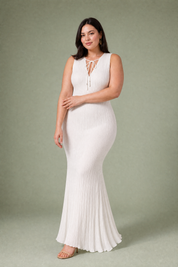 Robe longue blanche plissée col V | Porté sur une silhouette plus ronde | Lounelle Paris