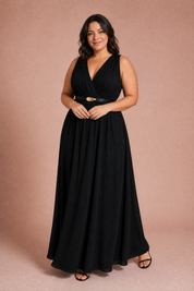 Robe noire col V ceinturée | Porté sur une silhouette plus ronde | Lounelle Paris