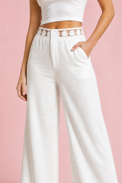 Pantalon large blanc ceinture dentelle | Vue rapprochée | Lounelle Paris