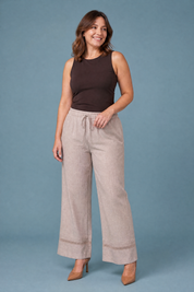 Pantalon large beige taille haute | Porté sur une autre silhouette | Lounelle Paris