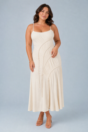 Robe longue abricot à bretelles froncée | Porté sur une silhouette plus ronde | Lounelle Paris
