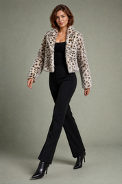 Veste en fausse fourrure imprimé animalier | Vue en mouvement | Lounelle Paris