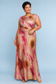 Robe longue beige rosé imprimée | Porté sur une silhouette plus ronde | Lounelle Paris