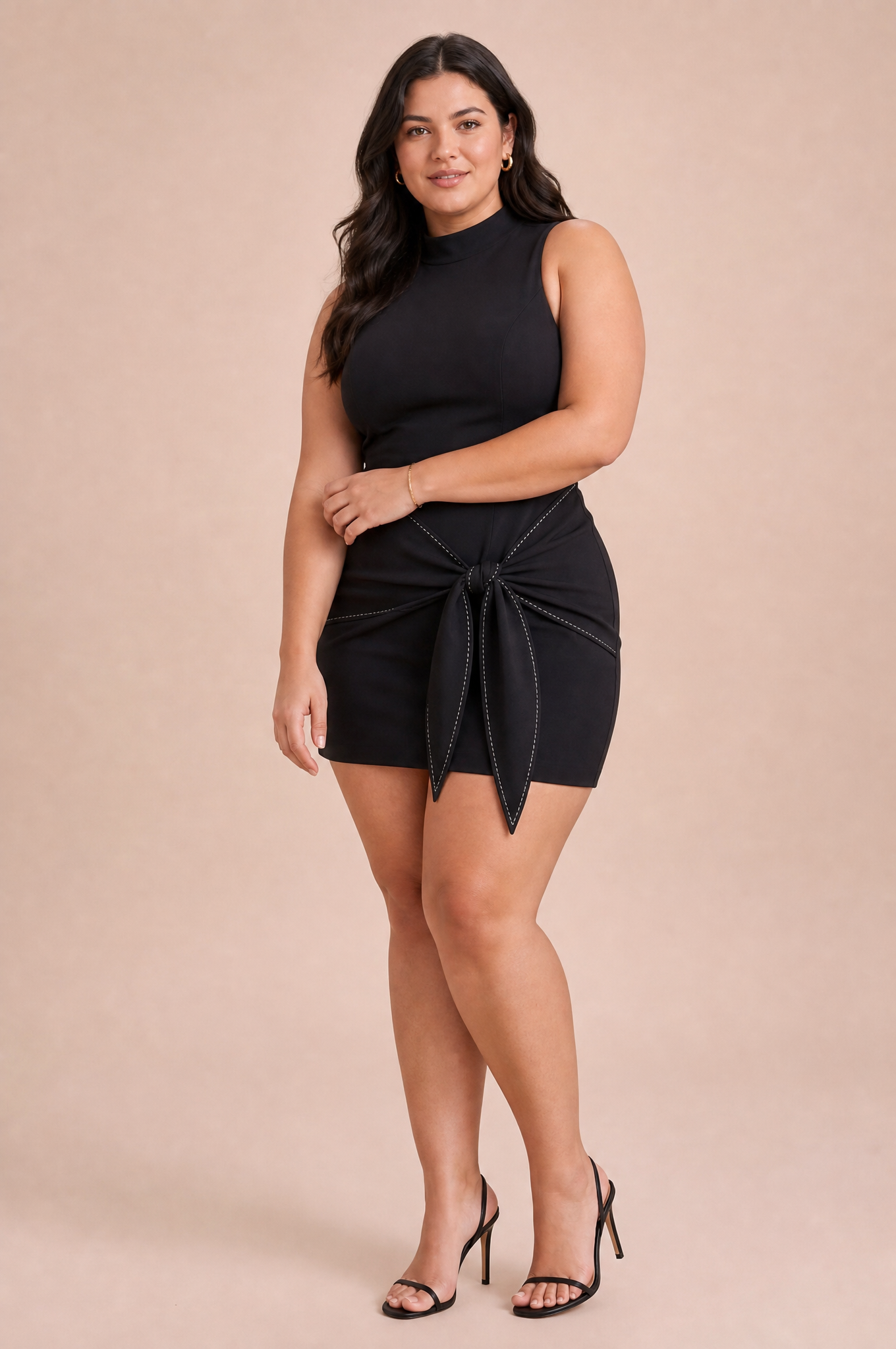 Robe noire col montant à nœud | Porté sur une silhouette plus ronde | Lounelle Paris