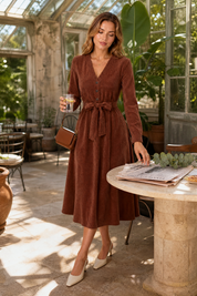 Robe marron col V velours côtelé | Photo lifestyle | Lounelle Paris
