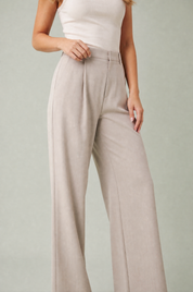 Pantalon beige large plissé | Vue rapprochée | Lounelle Paris
