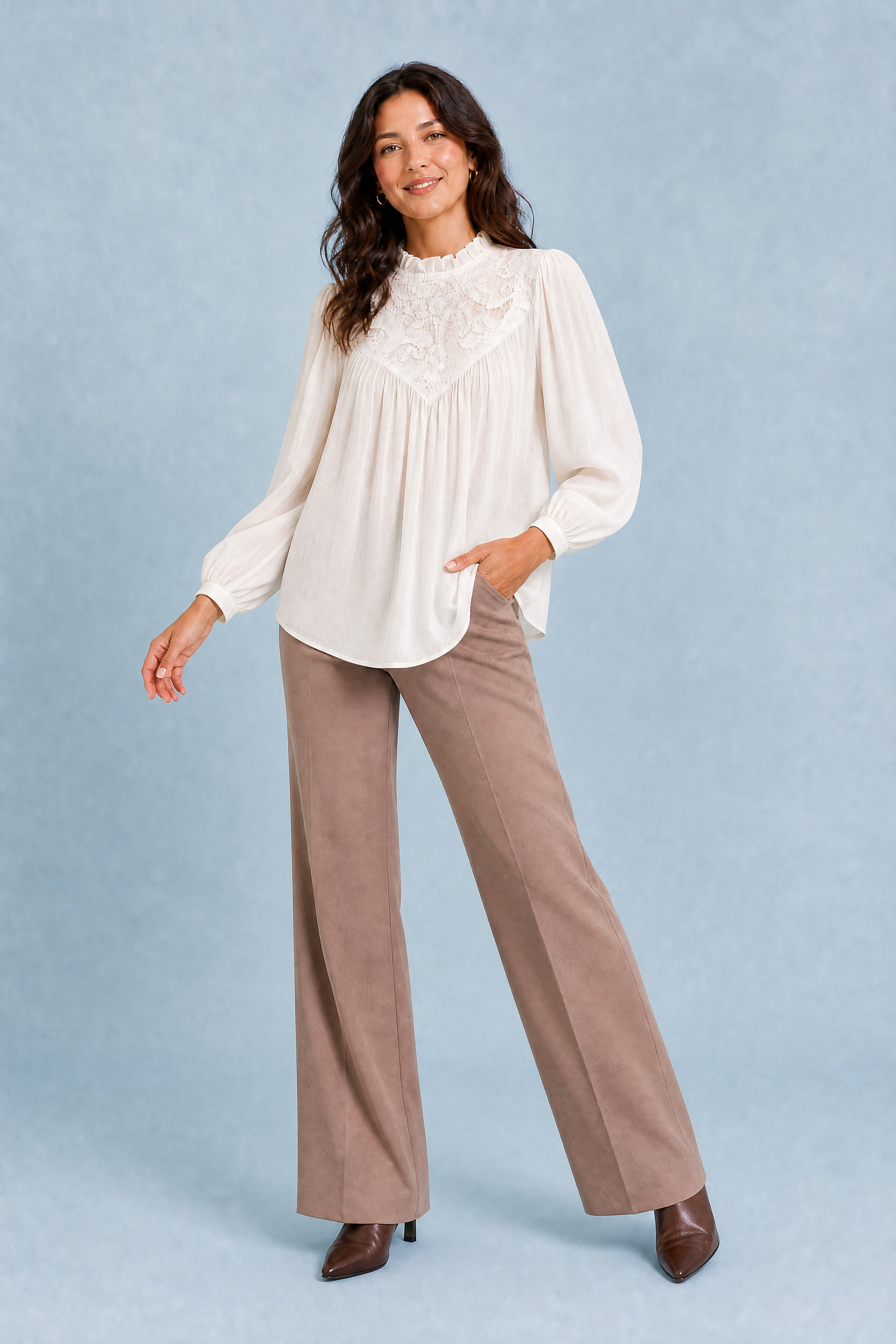 Blouse à col volanté et manches bouffantes | Vue en mouvement | Lounelle Paris