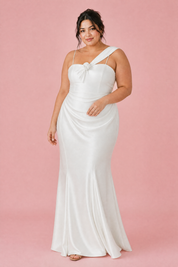 Robe longue blanche asymétrique | Porté sur une silhouette plus ronde | Lounelle Paris