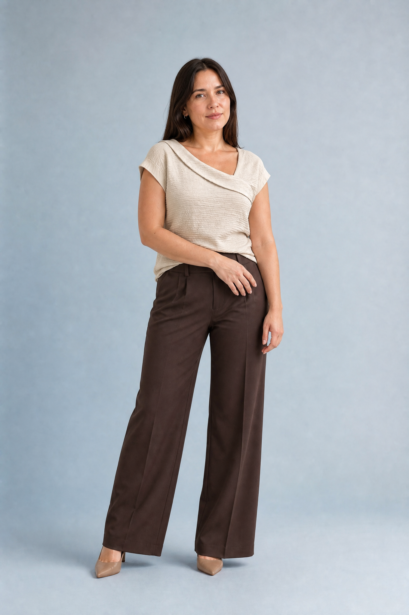 T-shirt beige col asymétrique drapé | Porté sur une autre silhouette | Lounelle Paris