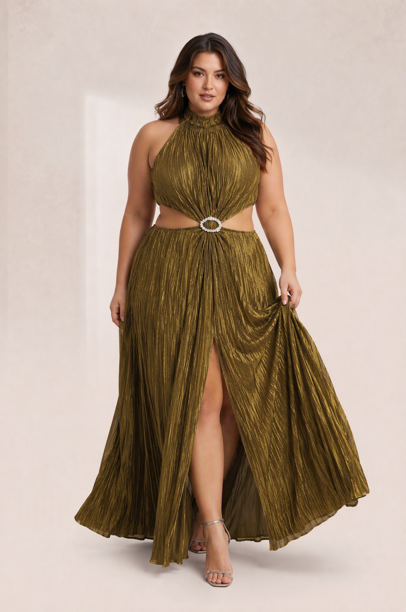 Robe longue or olive dos ouvert | Porté sur une silhouette plus ronde | Lounelle Paris