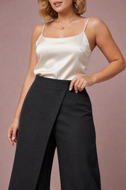 Pantalon taille haute asymétrique | Vue rapprochée | Lounelle Paris