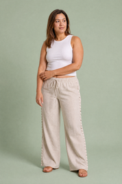 Pantalon large beige à coquillages | Porté sur une autre silhouette | Lounelle Paris