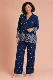 Ensemble bleu marine ample brodé | Porté sur une autre silhouette | Lounelle Paris