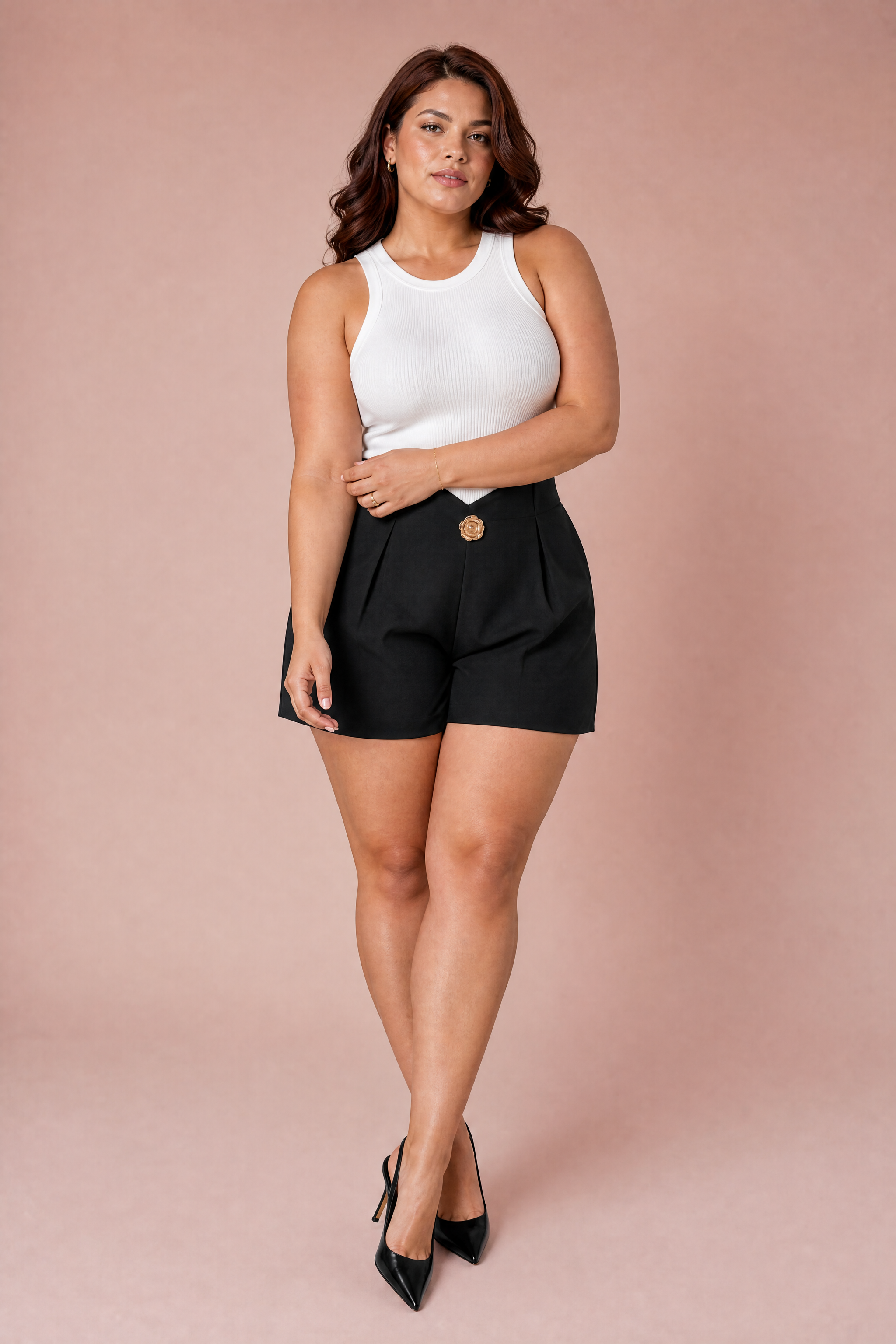 Short noir taille haute en V | Porté sur une silhouette plus ronde | Lounelle Paris