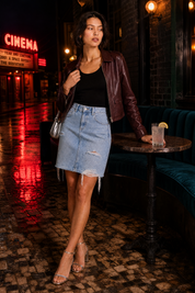 Jupe en jean bleu clair déchirée | Deuxième photo lifestyle | Lounelle Paris