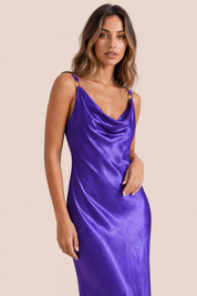 Robe violette satinée dos nu | Vue rapprochée | Lounelle Paris