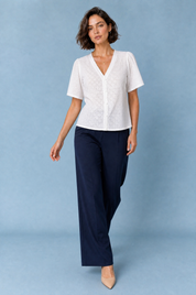 Blouse blanche col V ajourée | Vue en mouvement | Lounelle Paris