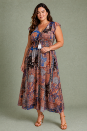 Robe longue marron col V | Porté sur une silhouette plus ronde | Lounelle Paris