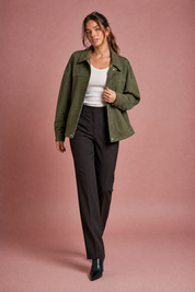Veste ample vert armée col chemise | Vue en mouvement | Lounelle Paris