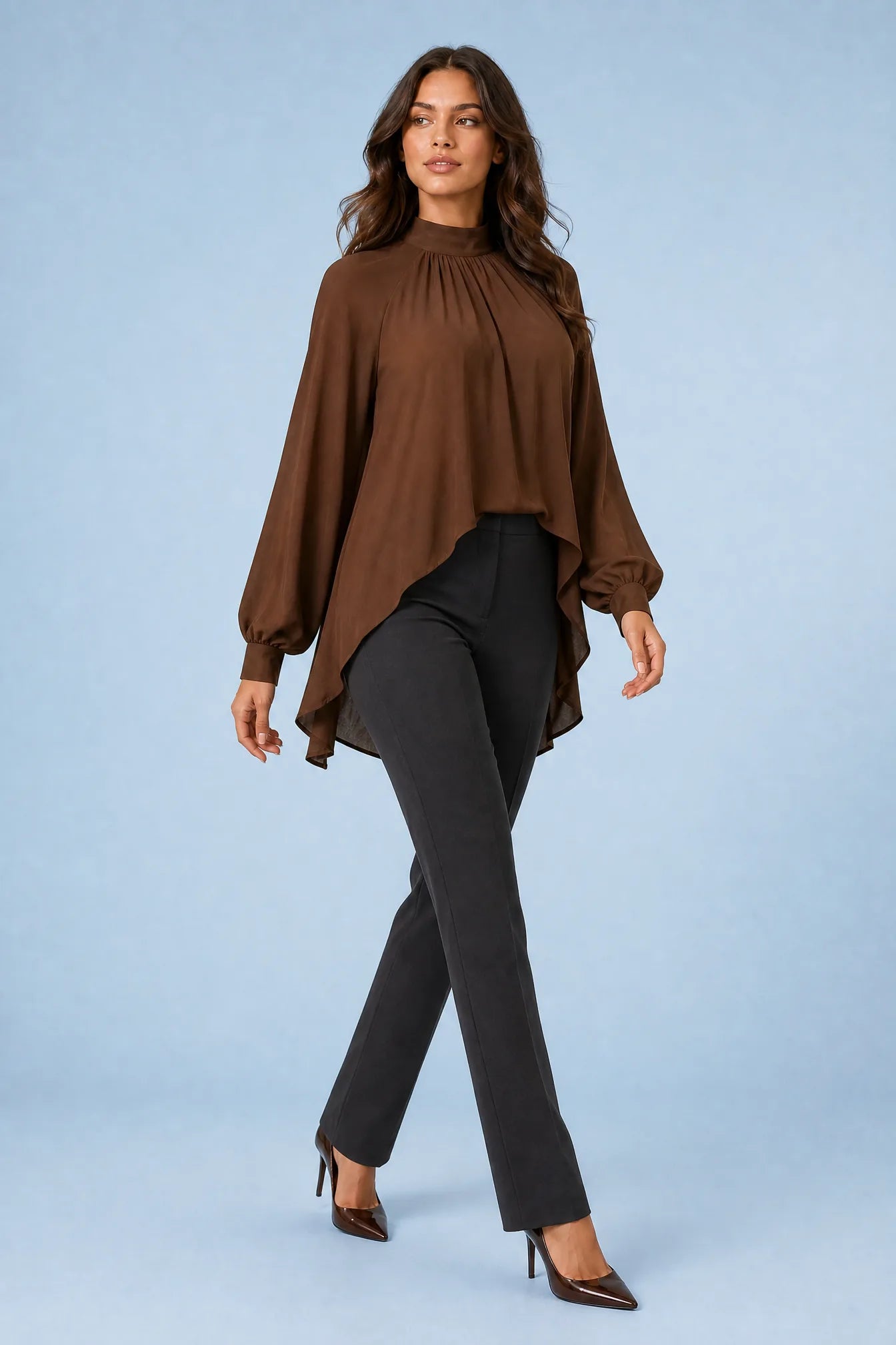 Blouse marron col montant asymétrique | Vue en mouvement | Lounelle Paris