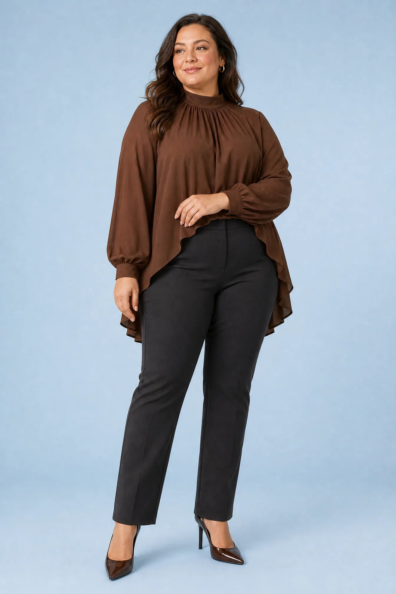 Blouse marron col montant asymétrique | Porté sur une silhouette plus ronde | Lounelle Paris