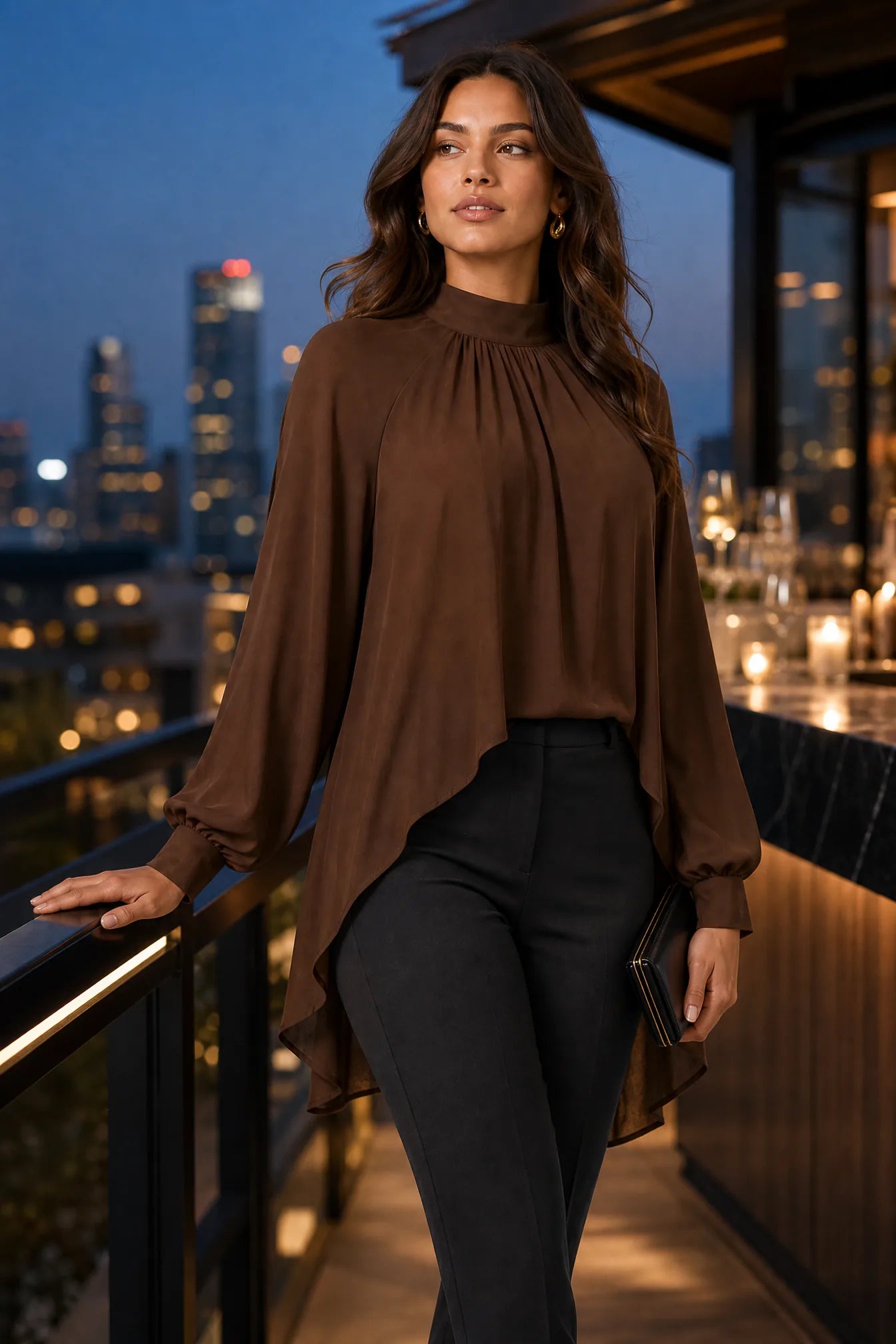 Blouse marron col montant asymétrique | Deuxième photo lifestyle | Lounelle Paris
