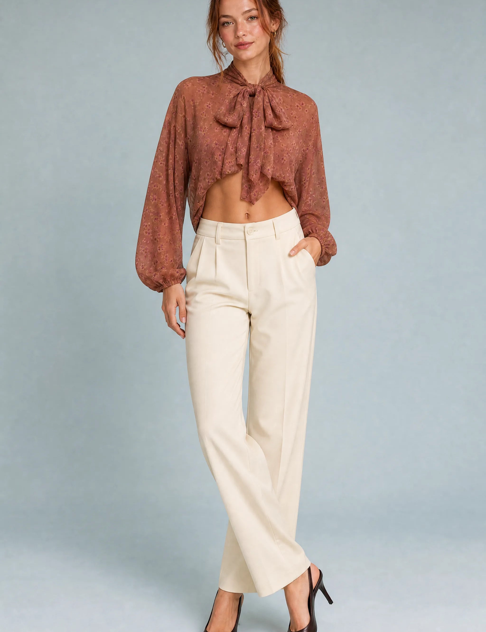 Blouse marron fleurie col lavallière | Vue de face | Lounelle Paris