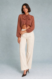 Blouse marron fleurie col lavallière | Porté sur une autre silhouette | Lounelle Paris