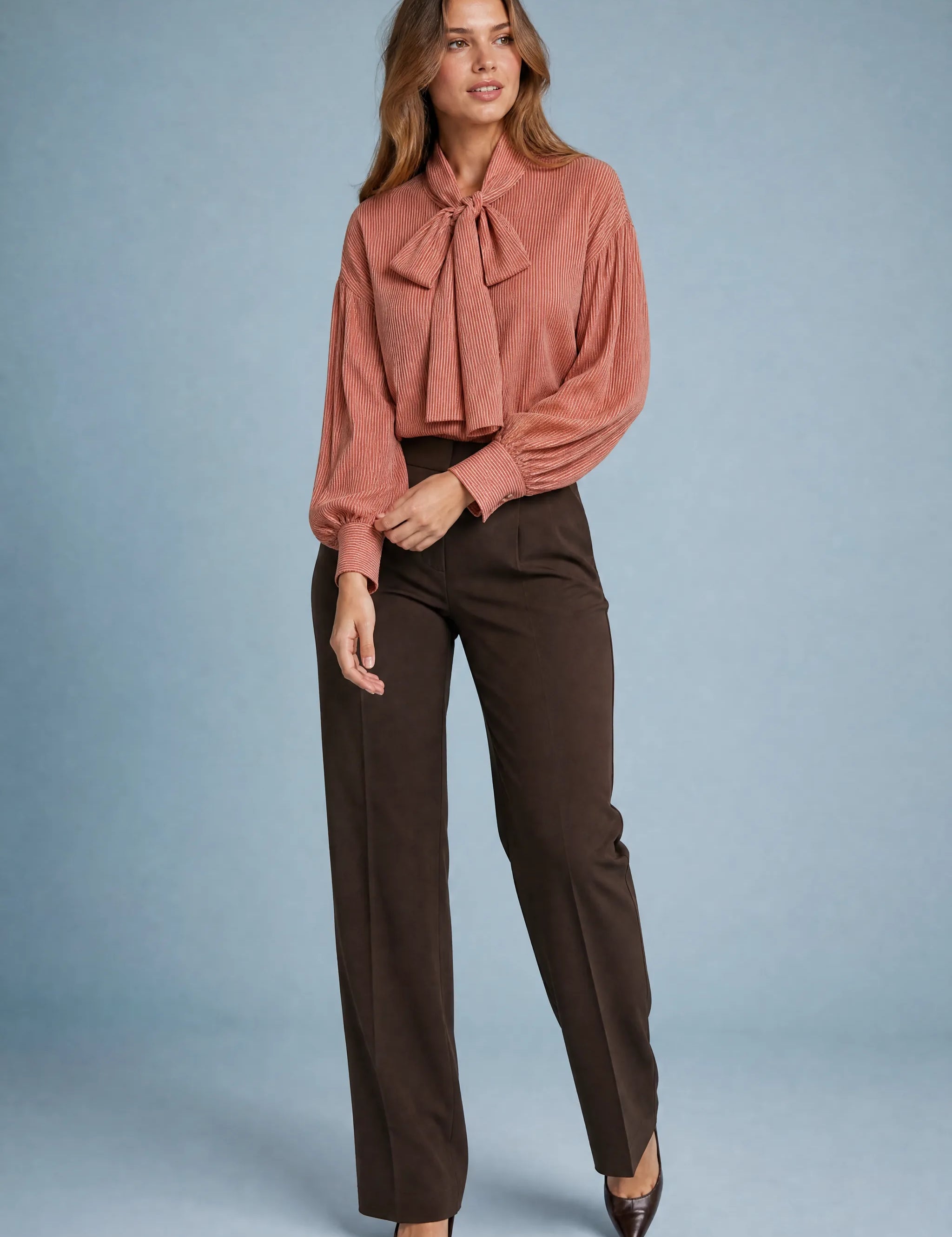 Blouse rouge orangée à rayures lavallière | Vue de face | Lounelle Paris