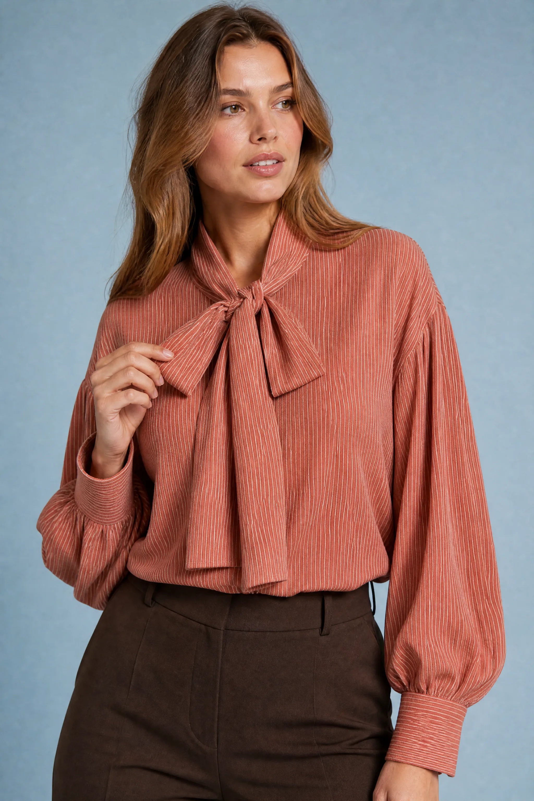 Blouse rouge orangée à rayures lavallière | Vue rapprochée | Lounelle Paris