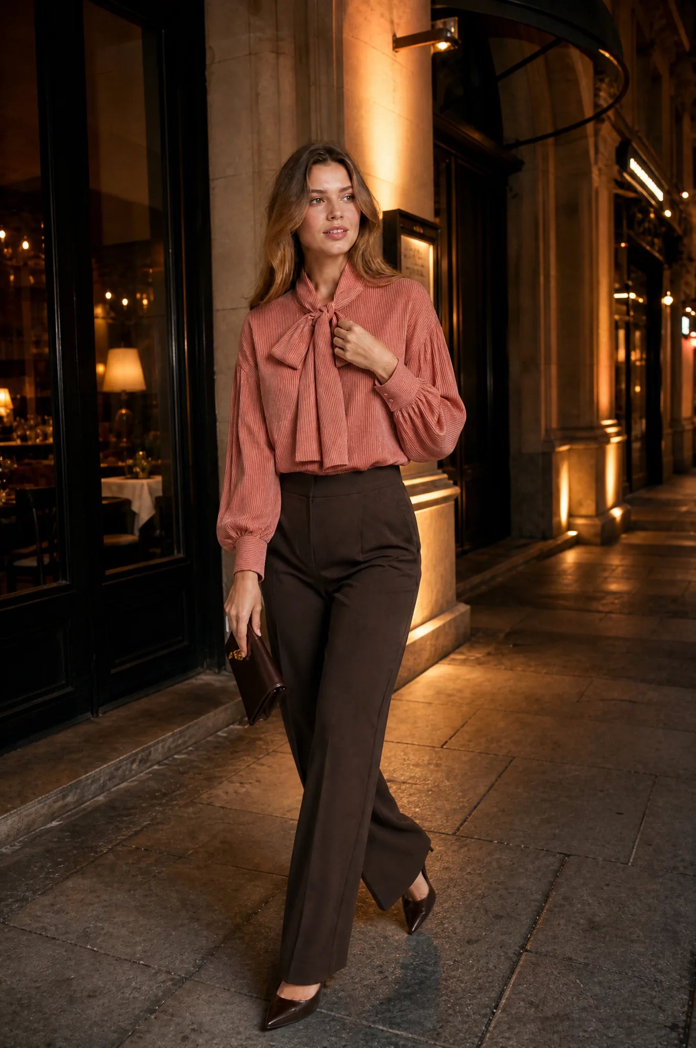 Blouse rouge orangée à rayures lavallière | Deuxième photo lifestyle | Lounelle Paris