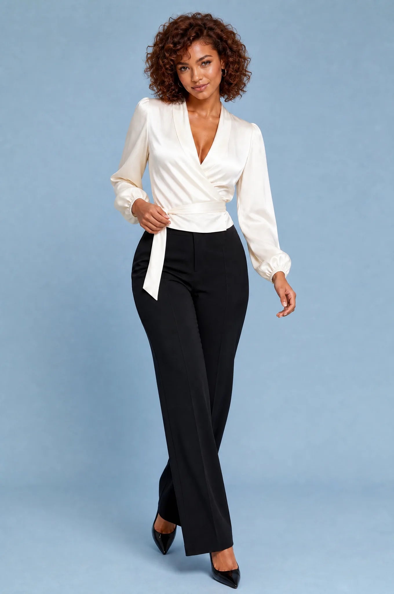 Blouse satinée cache-cœur | Vue en mouvement | Lounelle Paris