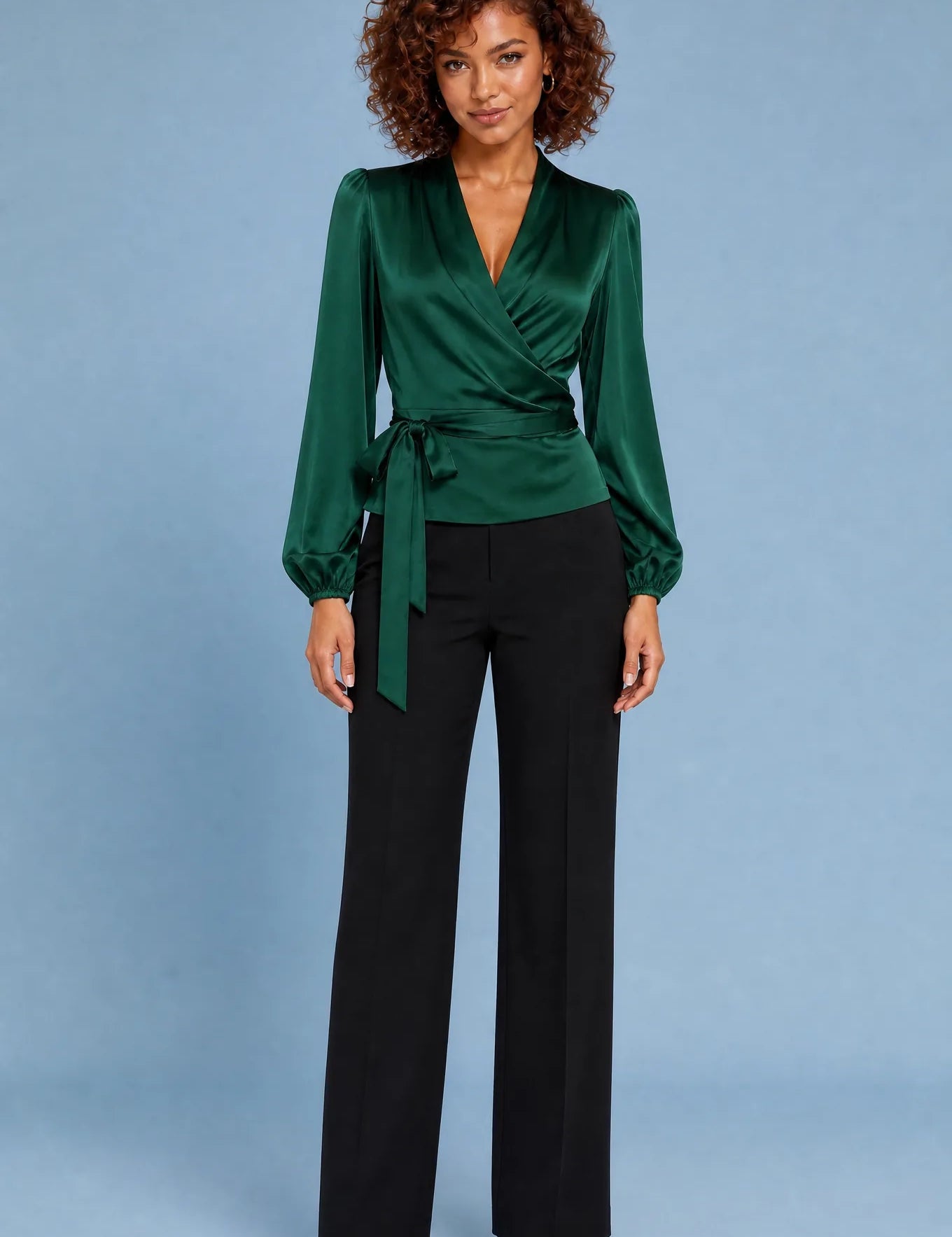 Blouse satinée cache-cœur | Variante Vert | Lounelle Paris