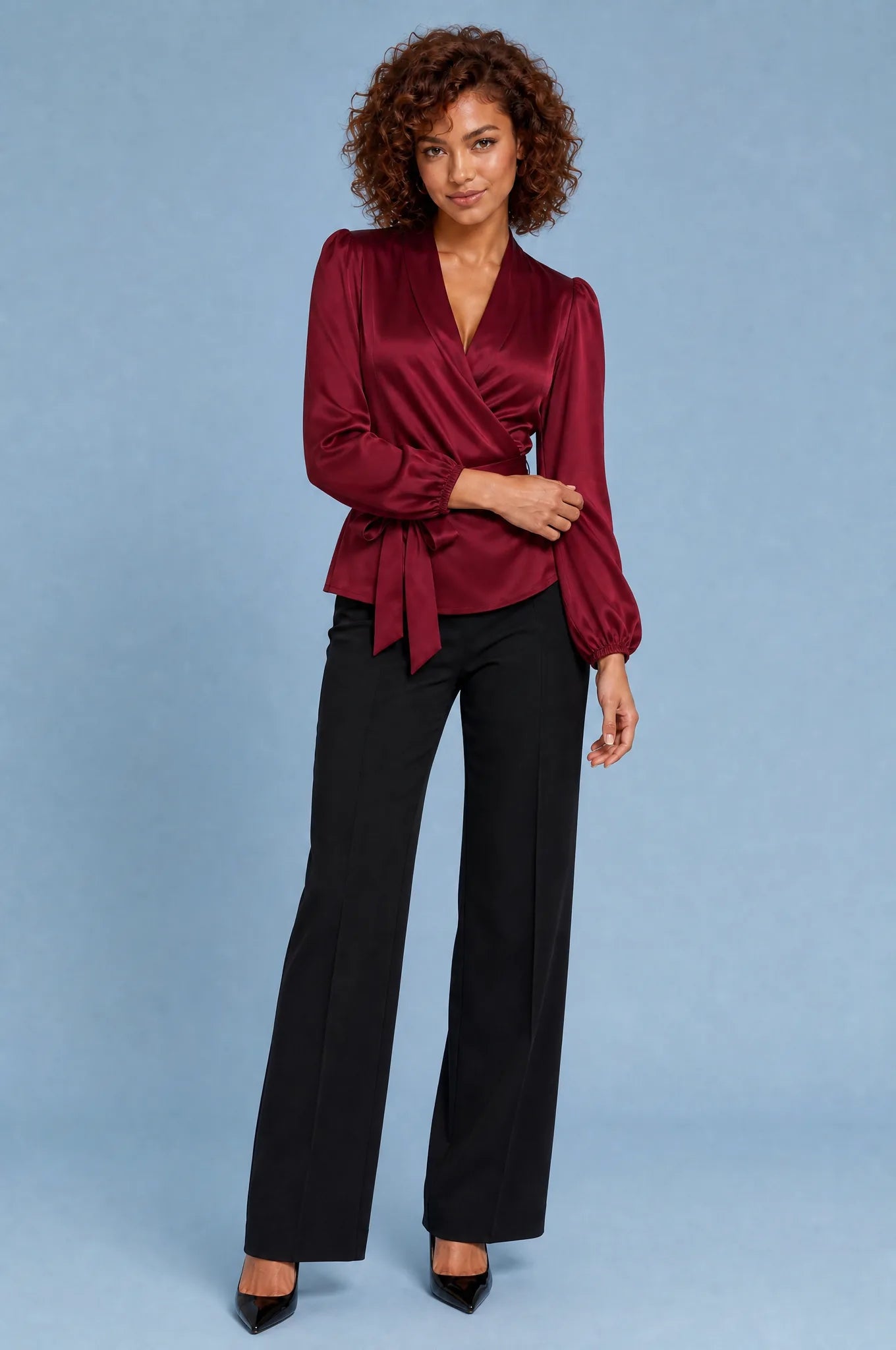 Blouse satinée cache-cœur | Variante Bordeaux | Lounelle Paris