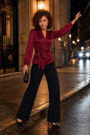 Blouse satinée cache-cœur | Variante Bordeaux - Lifestyle | Lounelle Paris
