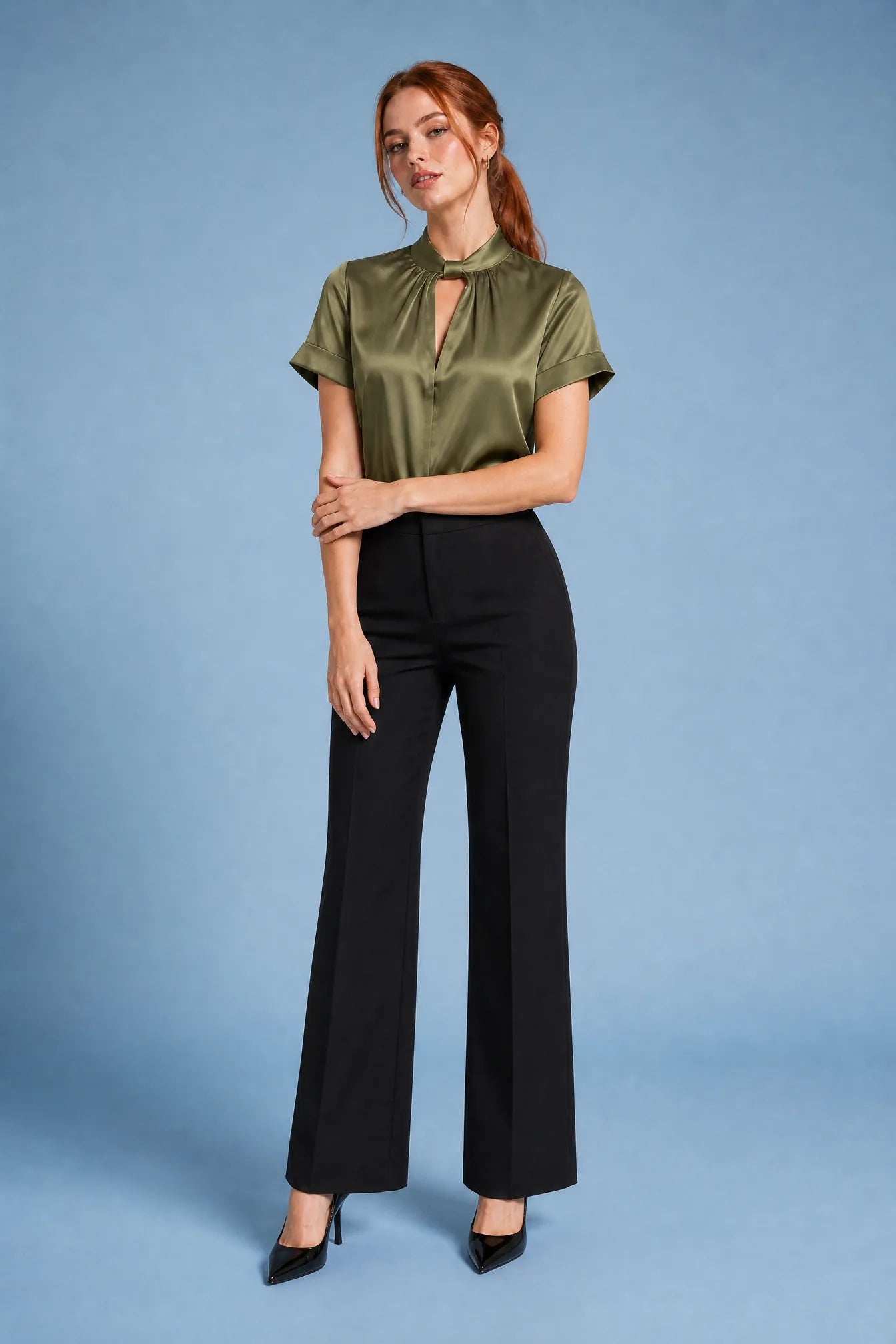 Blouse satinée col montant manches courtes | Variante Vert | Lounelle Paris