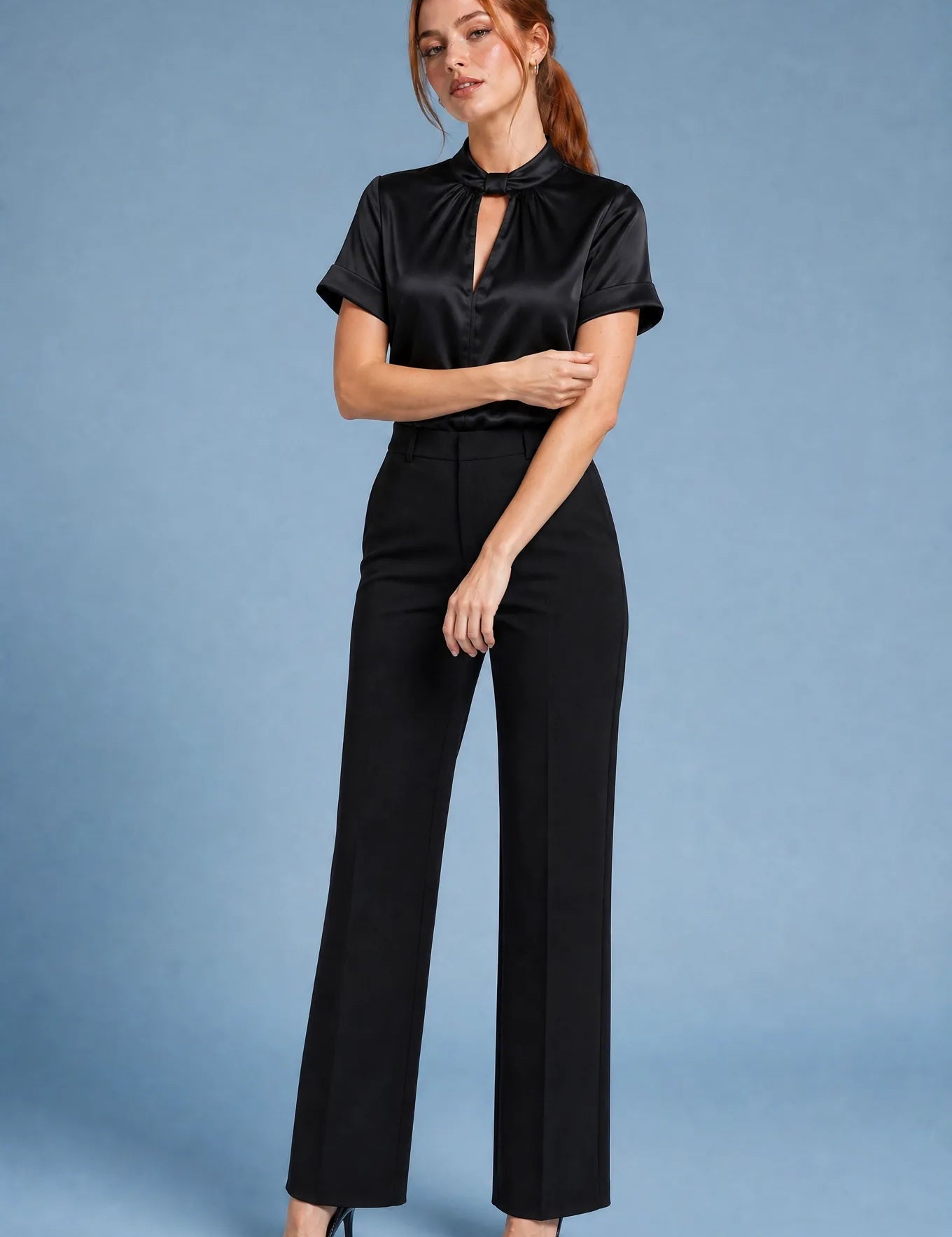 Blouse satinée col montant manches courtes | Variante Noir | Lounelle Paris