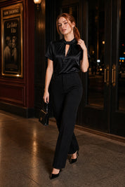 Blouse satinée col montant manches courtes | Variante Noir - Lifestyle | Lounelle Paris