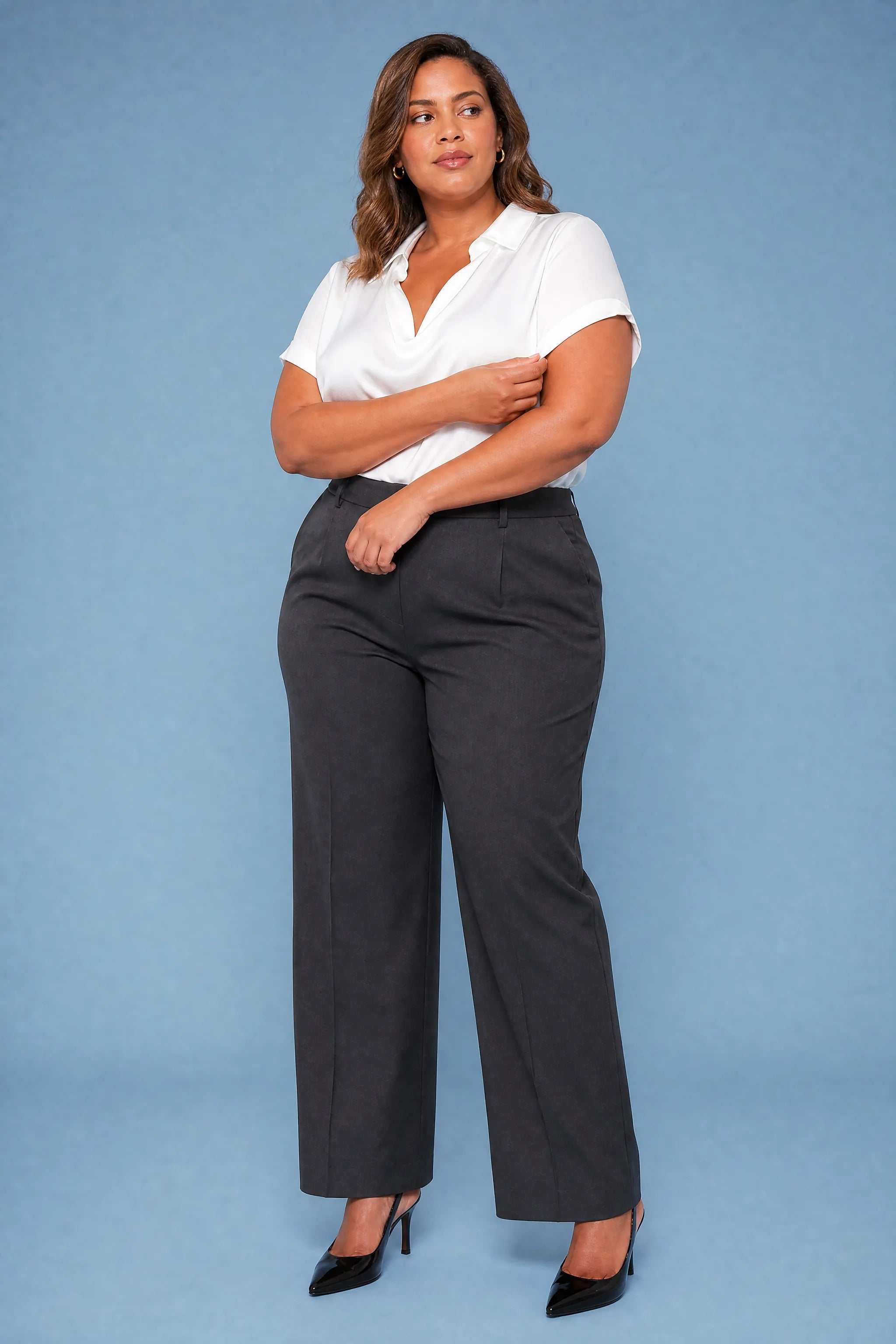 Blouse satinée encolure drapée | Porté sur une silhouette plus ronde | Lounelle Paris