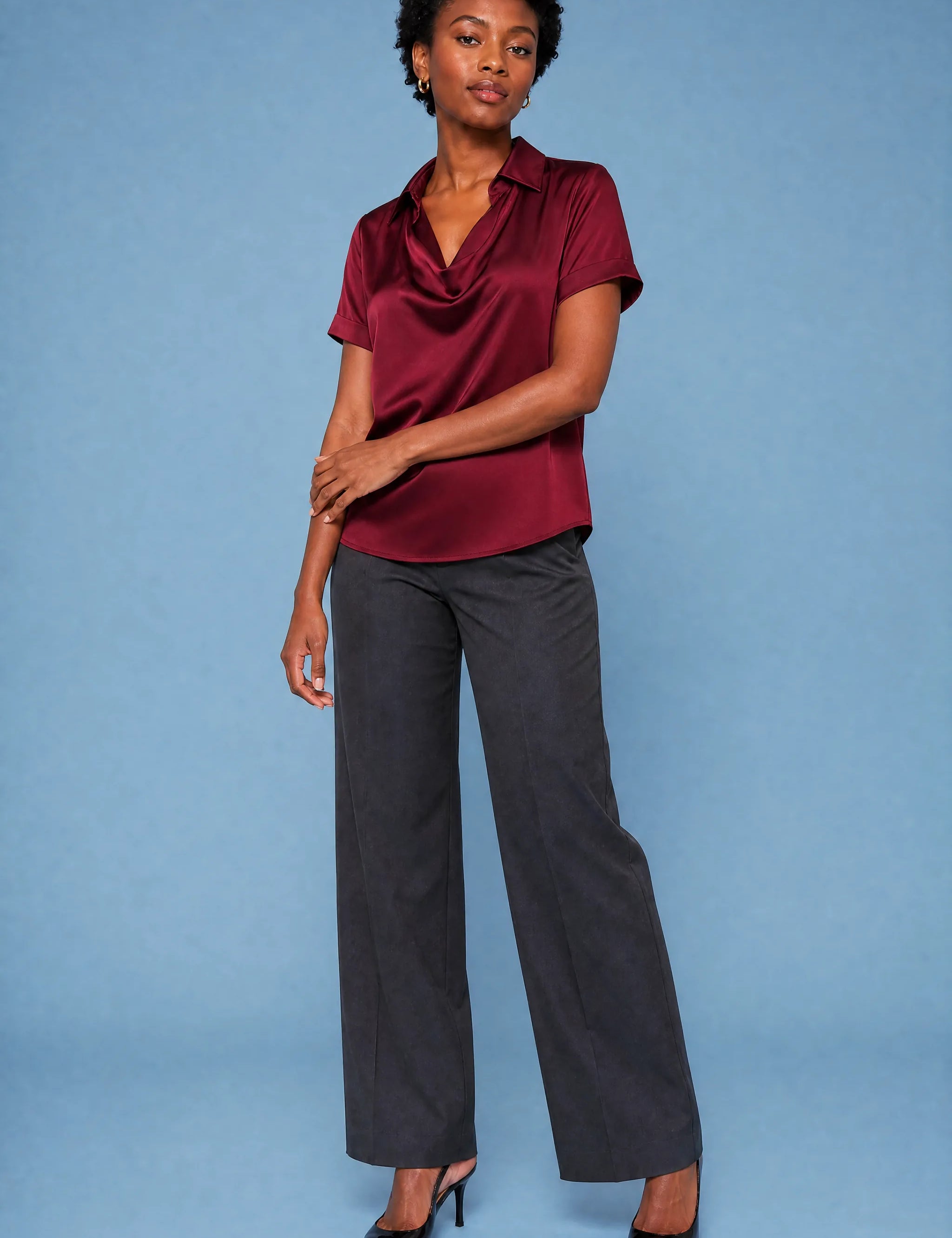 Blouse satinée encolure drapée | Variante Bordeaux | Lounelle Paris