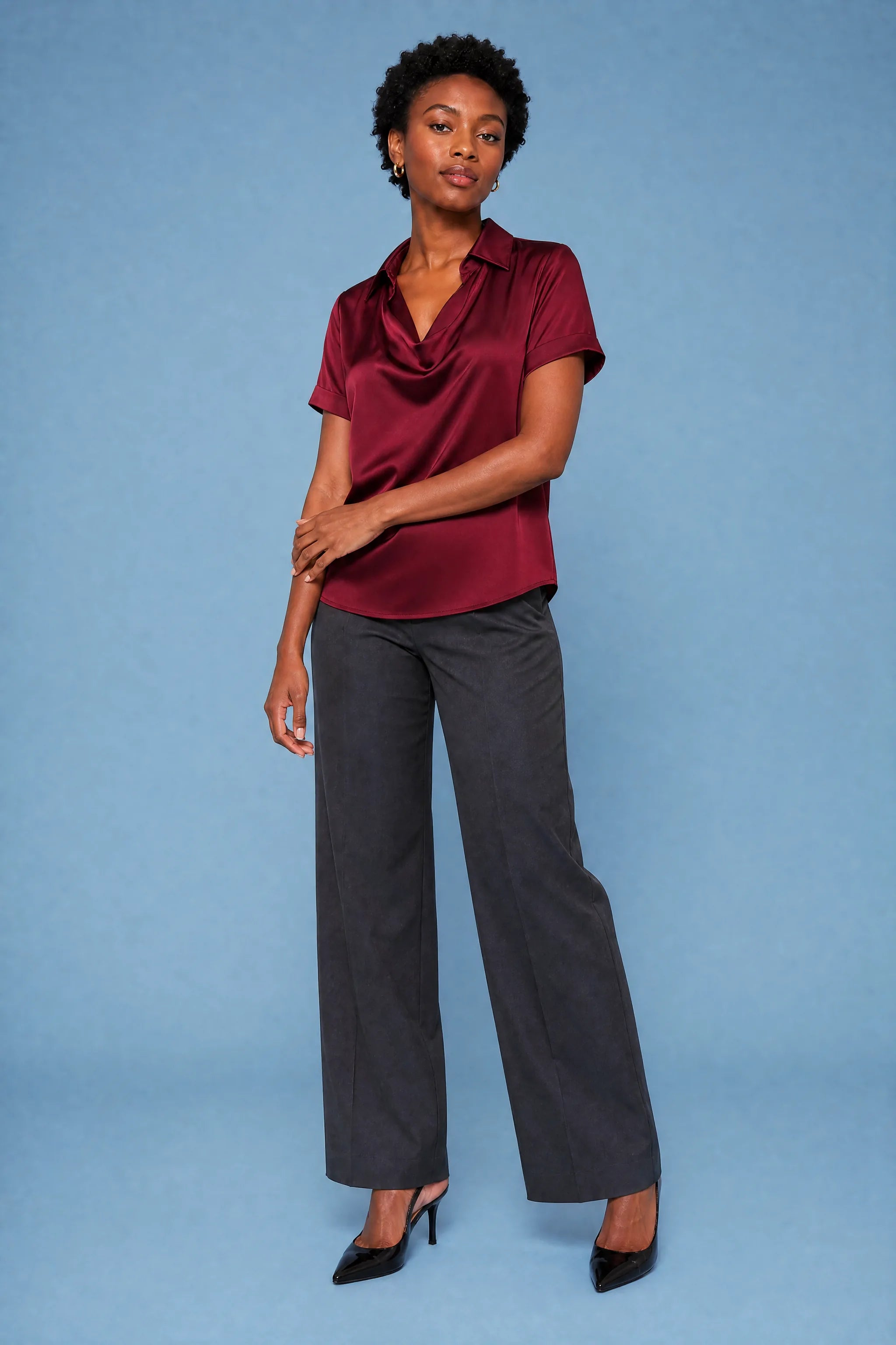 Blouse satinée encolure drapée | Variante Bordeaux | Lounelle Paris