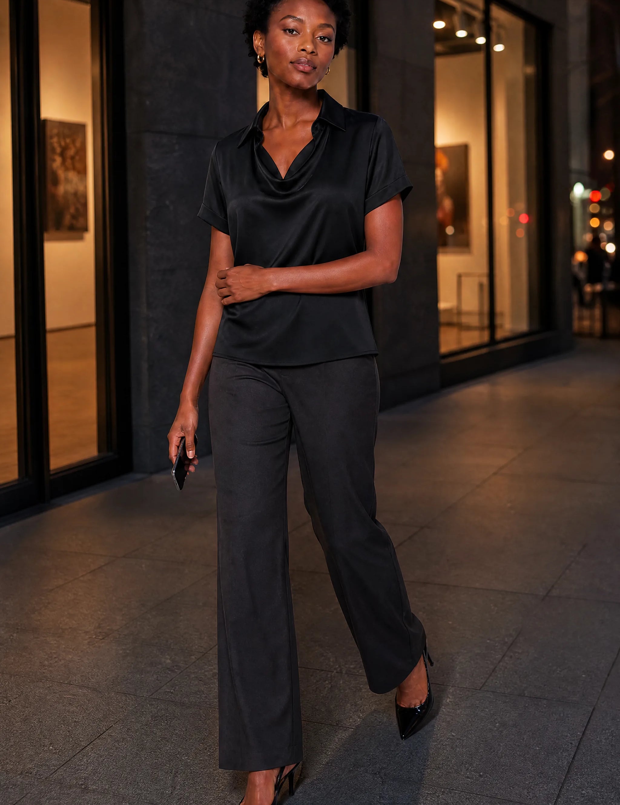 Blouse satinée encolure drapée | Variante Noir - Lifestyle | Lounelle Paris