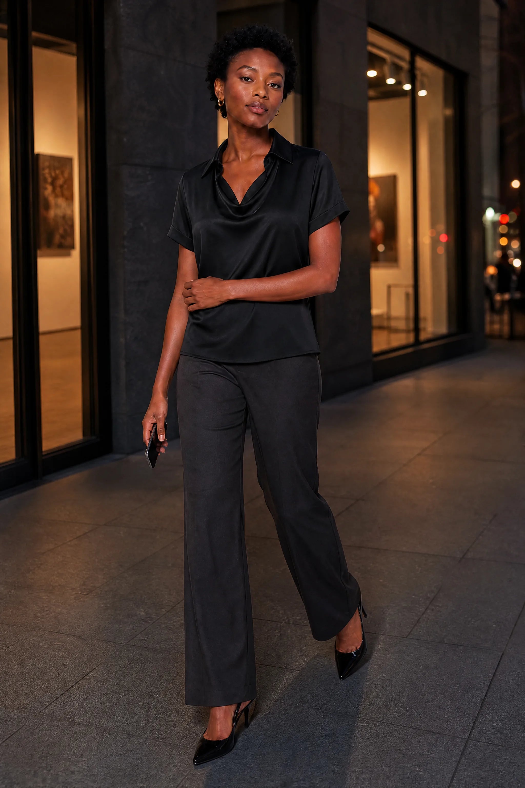 Blouse satinée encolure drapée | Variante Noir - Lifestyle | Lounelle Paris
