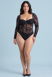 Body noir dentelle encolure carrée | Porté sur une silhouette plus ronde | Lounelle Paris