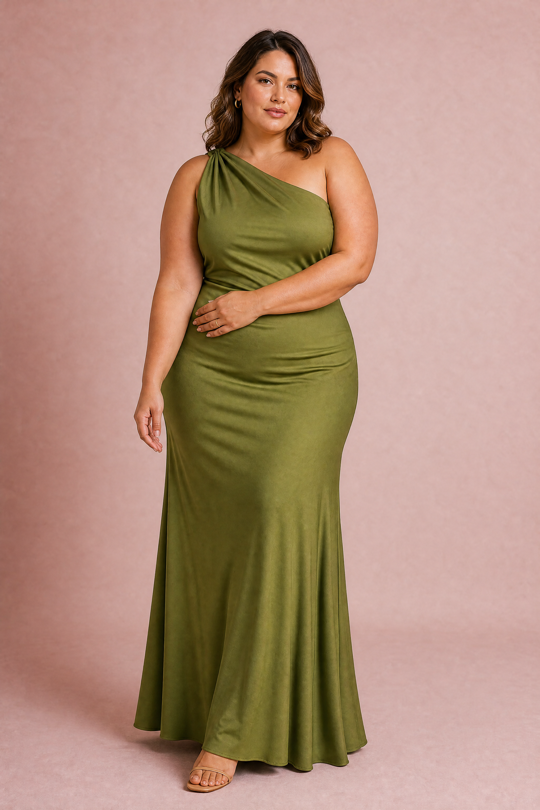 Robe vert olive asymétrique dos nu | Porté sur une silhouette plus ronde | Lounelle Paris