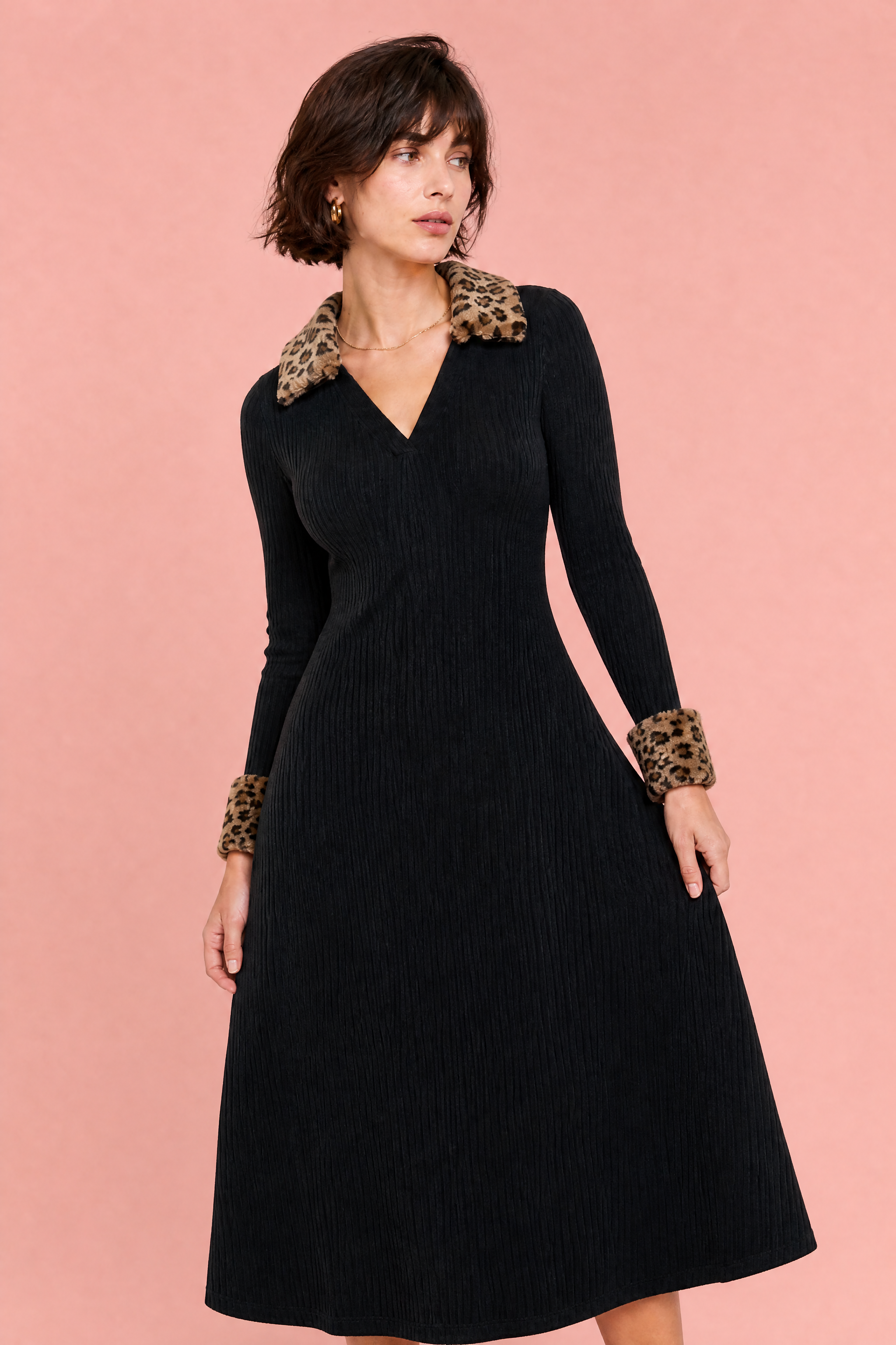 Robe noire col V léopard | Vue rapprochée | Lounelle Paris